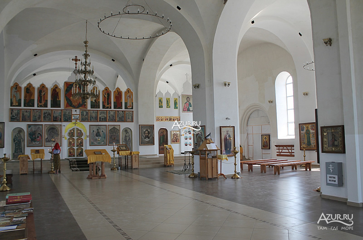 Внутри собора Святой Троицы в Приазовском