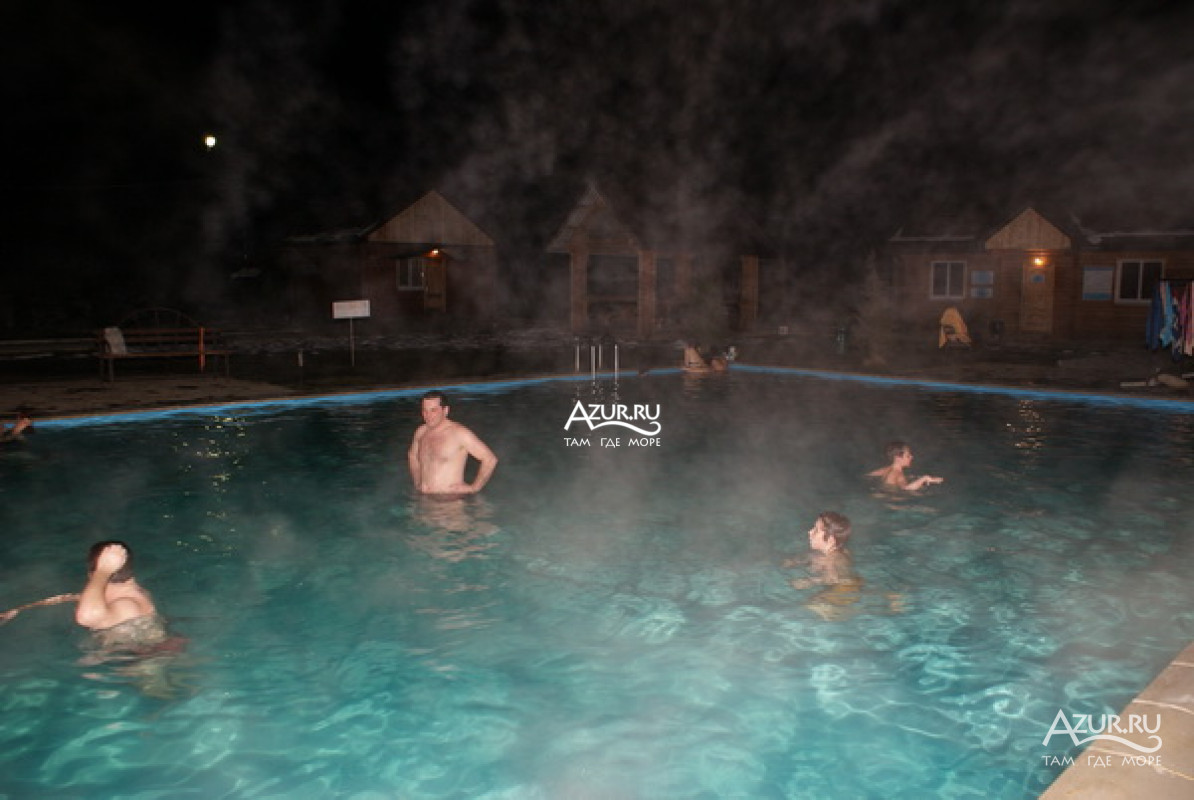 Ночные купания в теплом бассейне