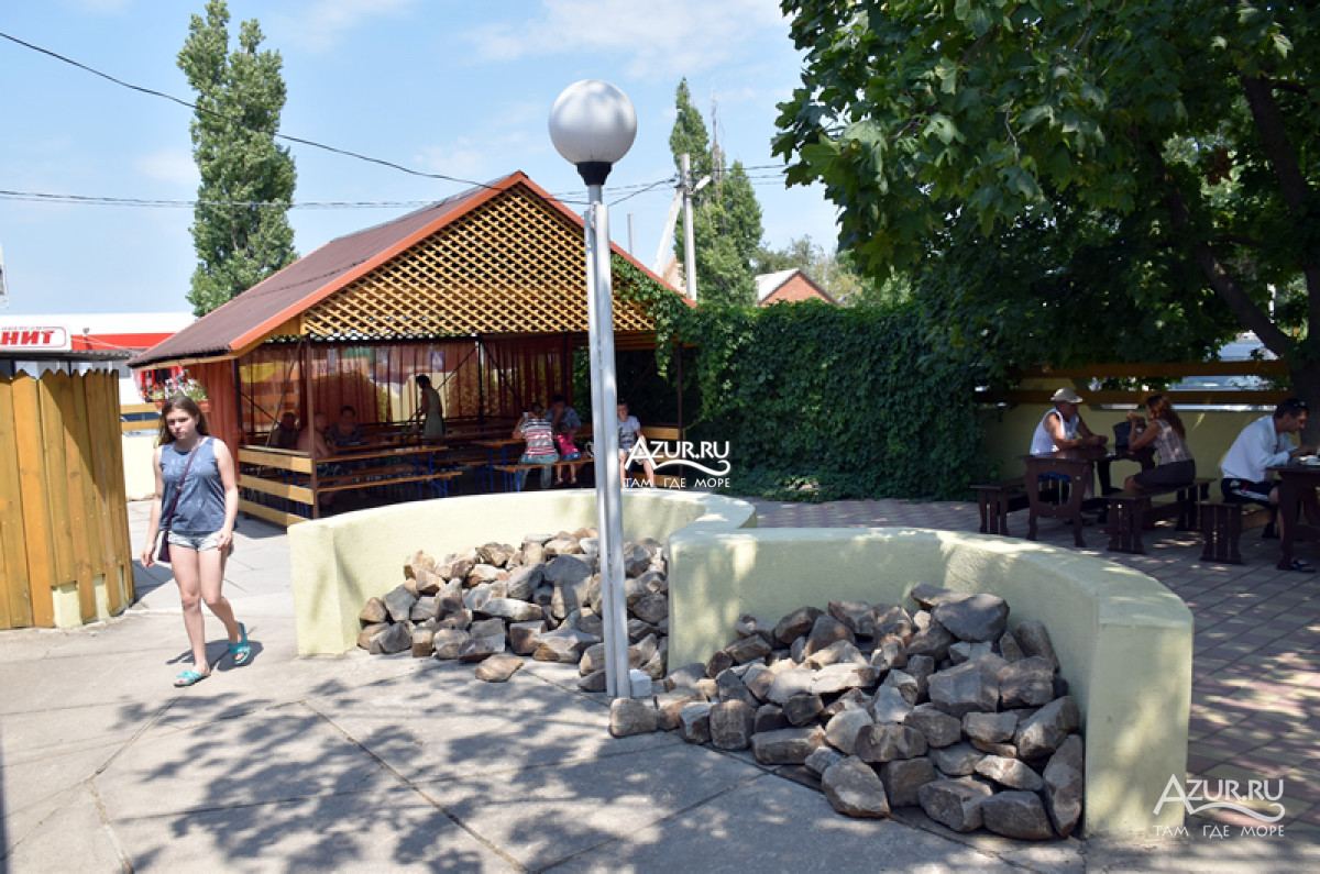 Уютная территория кафе в центре Должанки