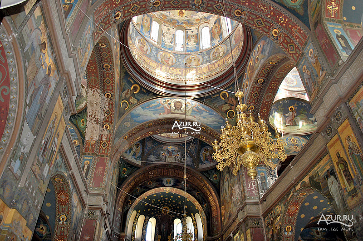 В главном храме Новоафонского монастыря