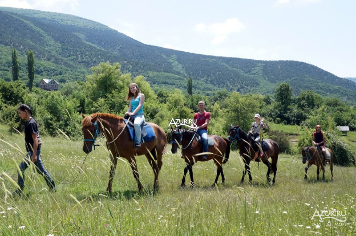 Конные прогулки по Байдарской долине Крыма