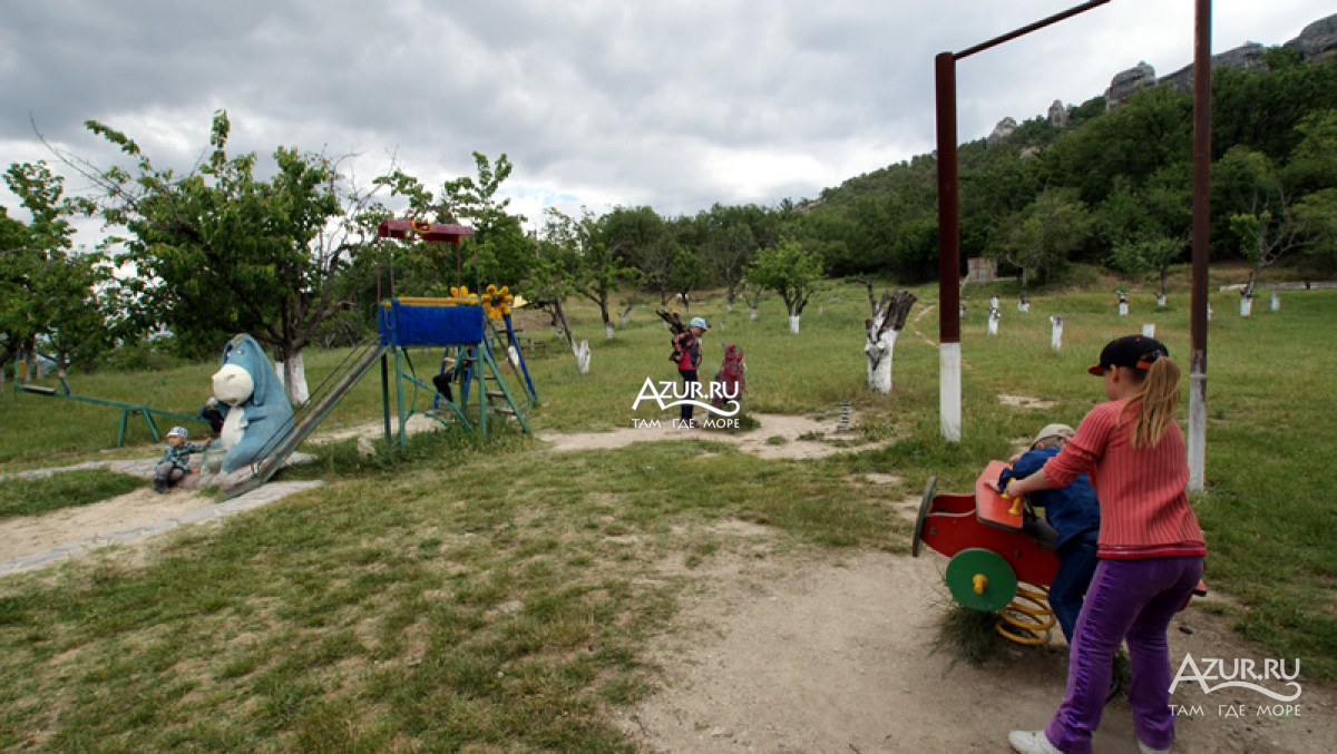 Детская игровая площадка на ферме