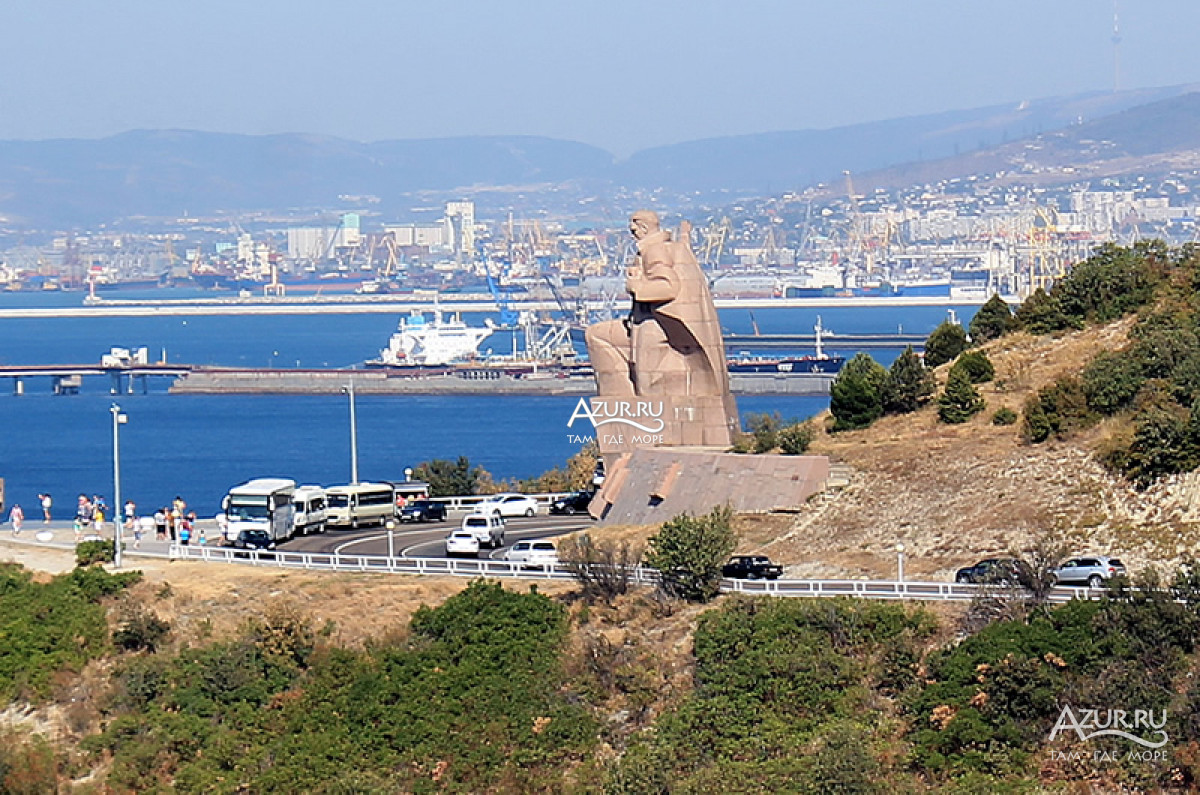 Вид на памятник морякам революции и город Новороссийск