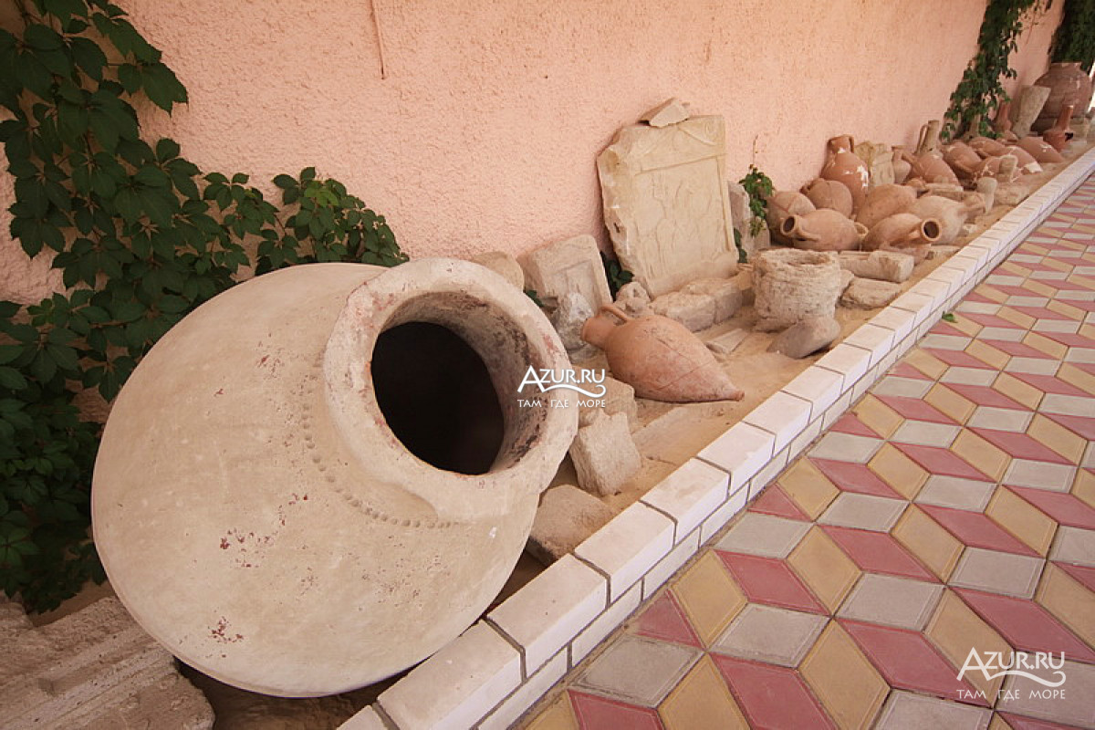 Экспонаты музея археологии в Тамани