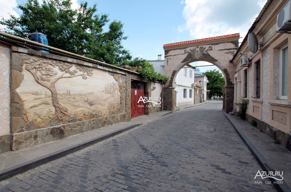 Ворота на одной из исторических улиц Евпатории