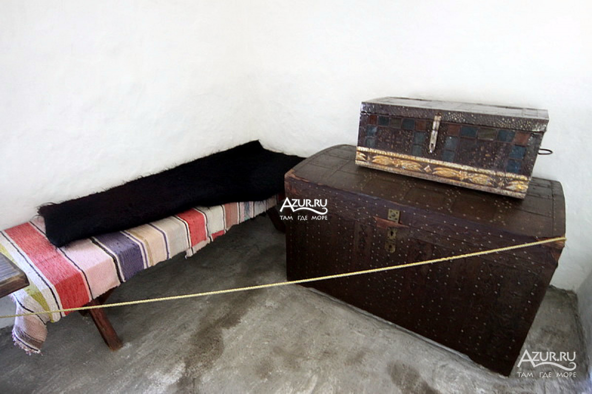 Лавка и сундук в хате дома-музея