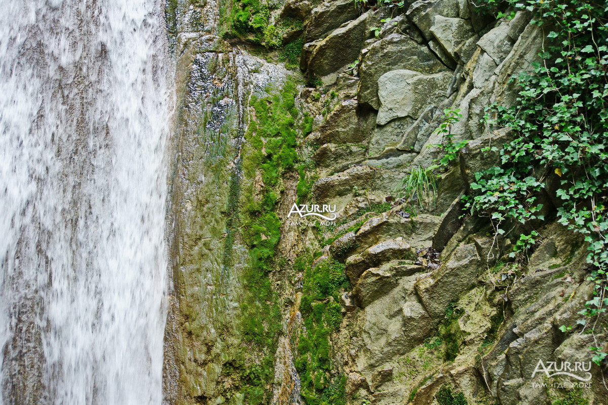 скала у водопада