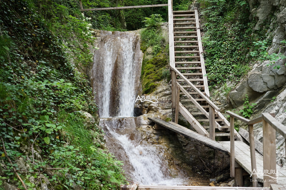 лестница к водопаду