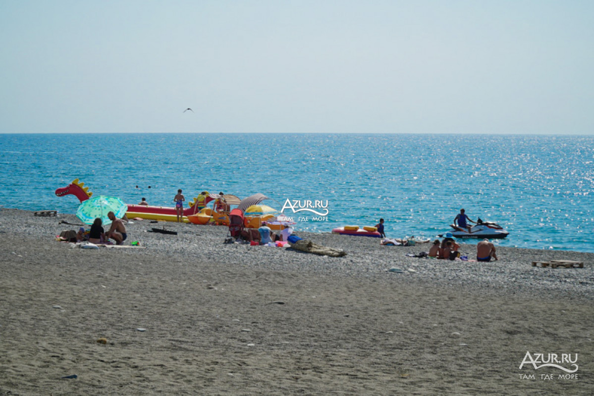 Отдыхающие на пляже в Алахадзе