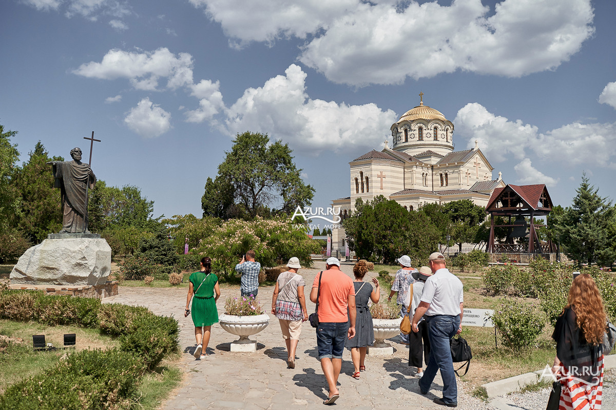 Восстановленный собор Святого Владимира и памятник Андрею Первозванному