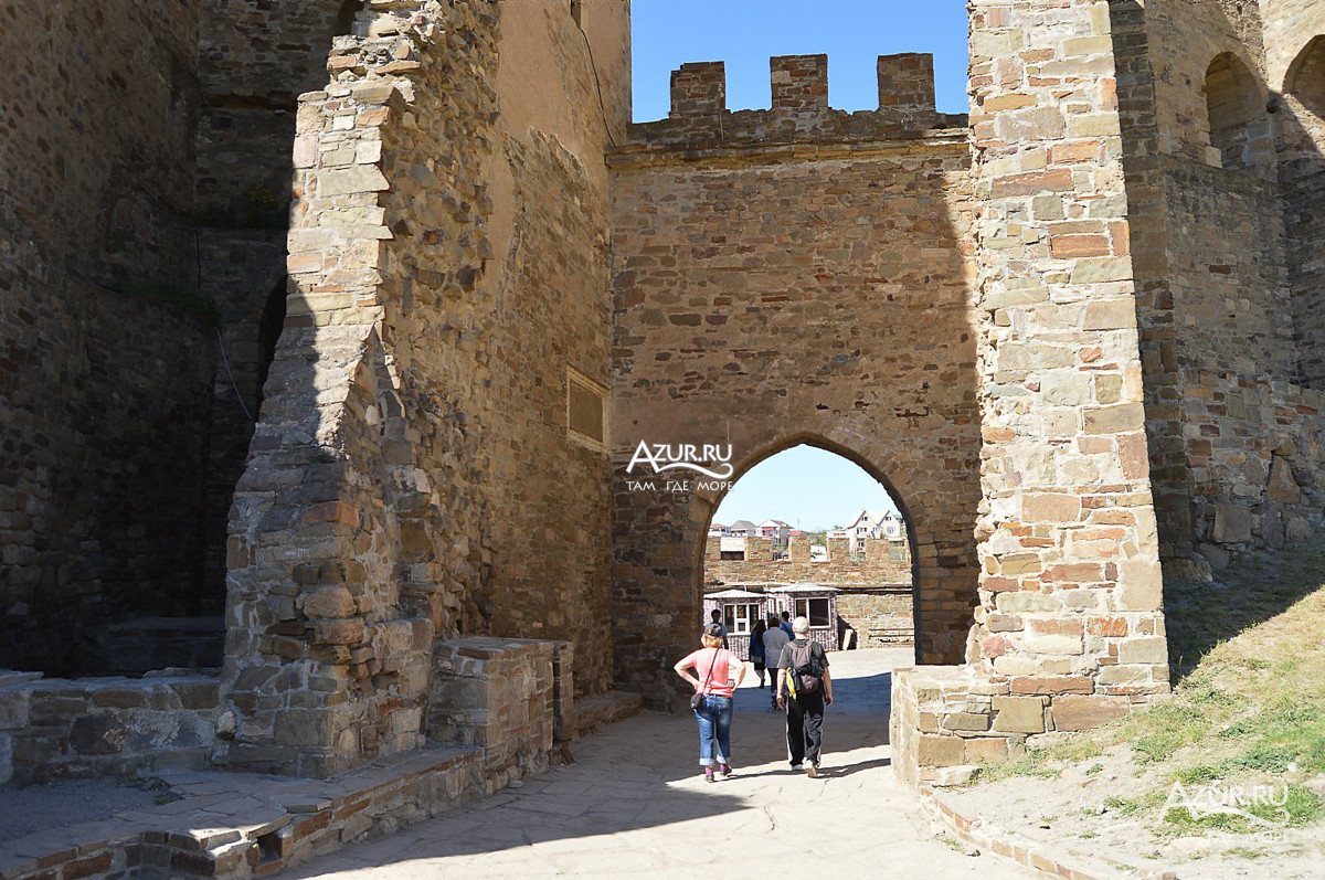 Вход в Генуэзскую крепость
