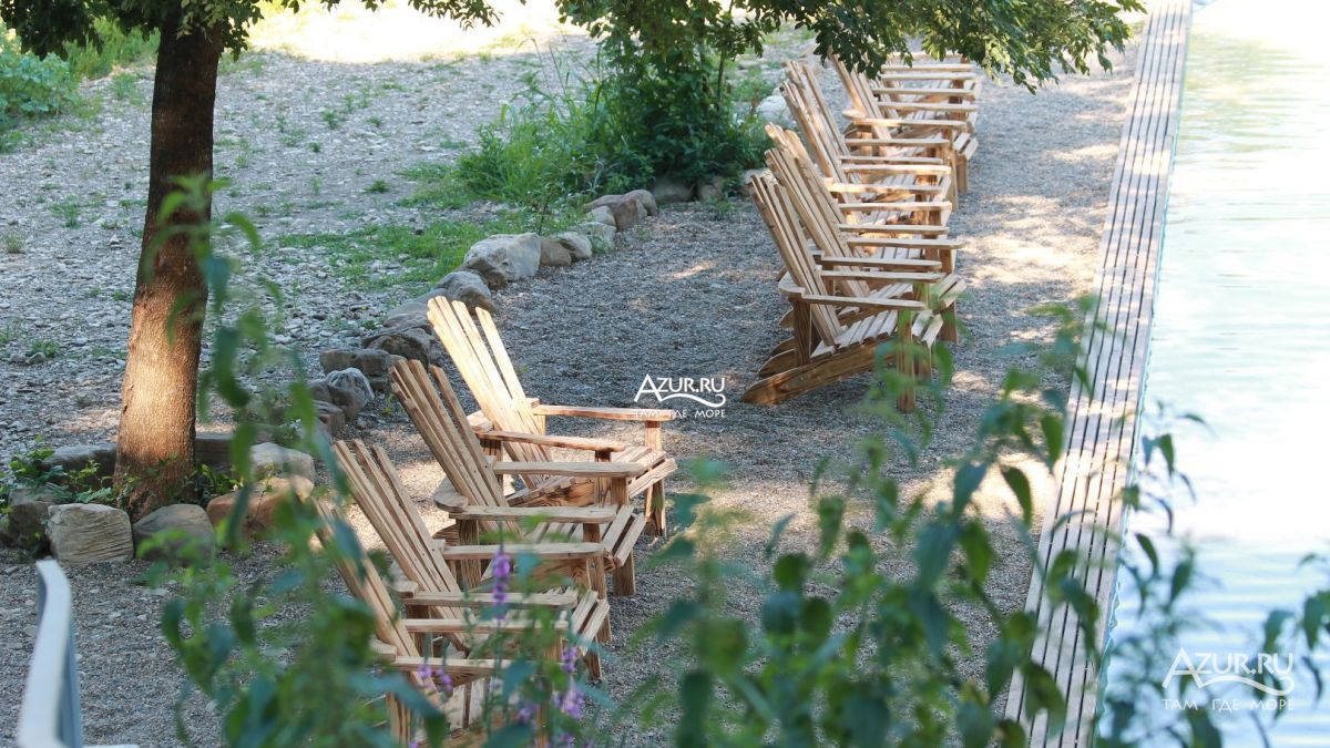 деревянные кресло у водопада