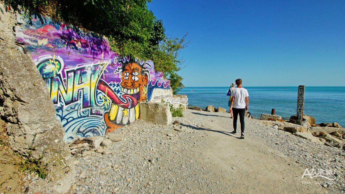 Граффити на пляже в Бухте Инал