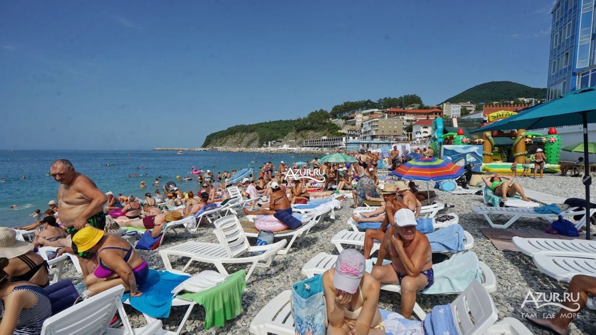 Полный пляж людей в Ольгинке