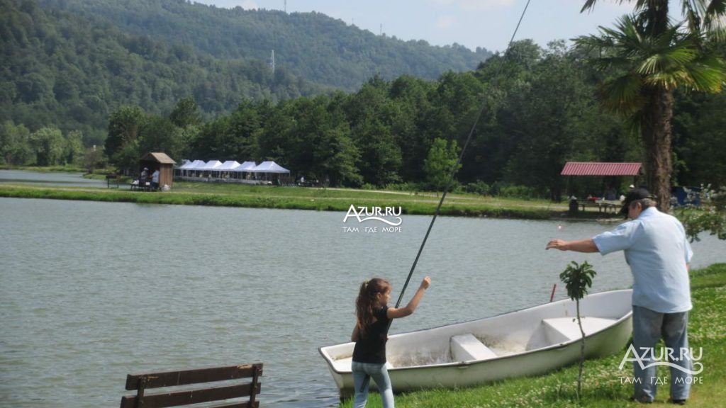 Дети ловят рыбу