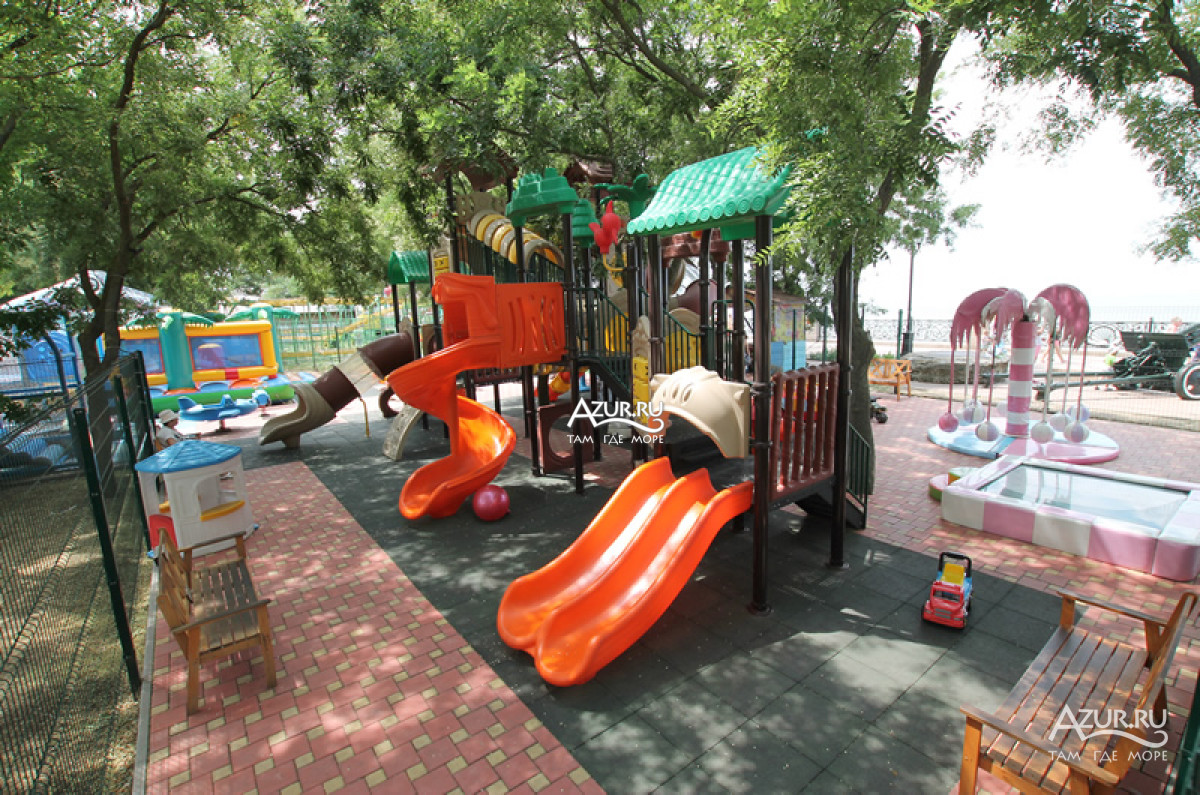 Детская игровая площадка на Приморской набережной