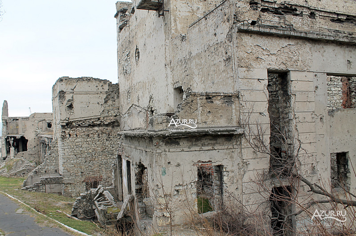 Руины дворца времён Великой Отечественной Войны
