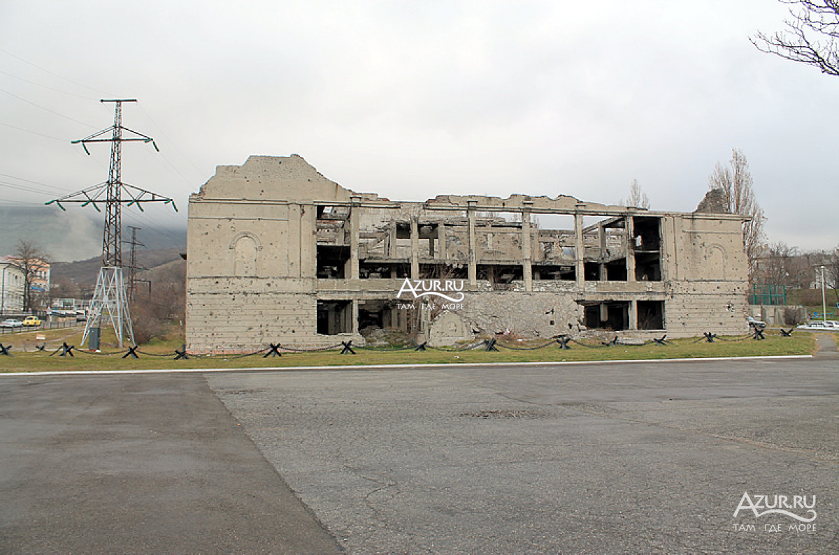 Вид на разрушенный дворец культуры