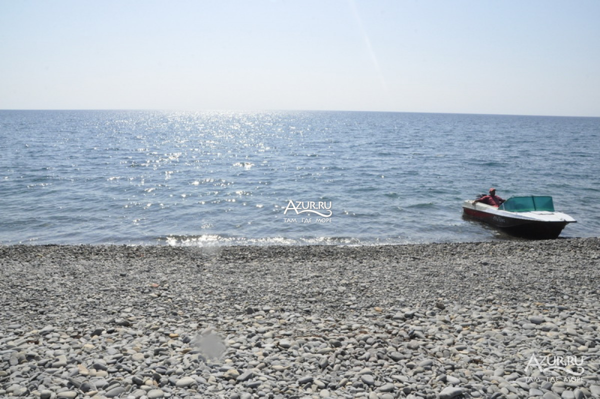 Лодка на пляже Малый Утриш