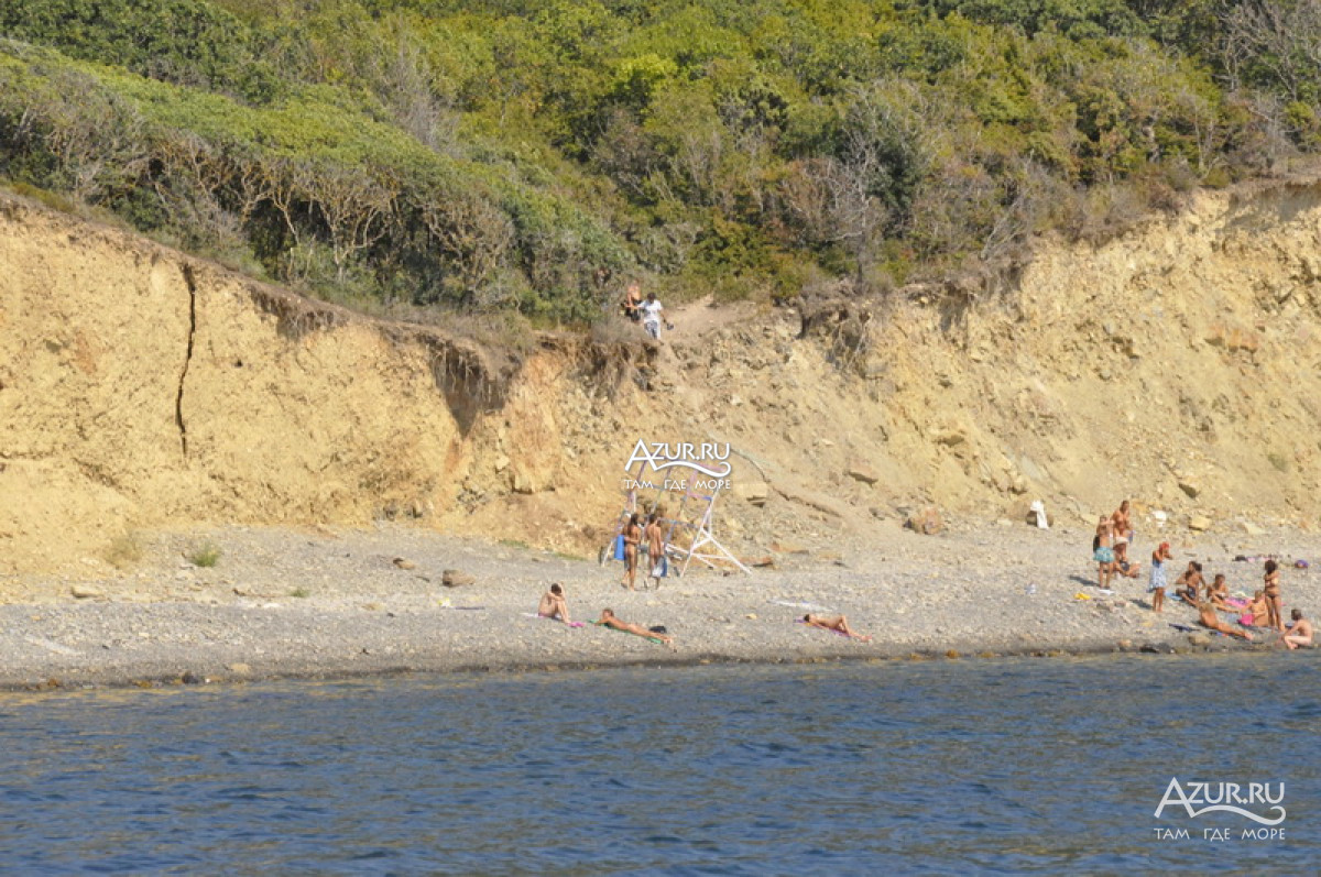 Люди на пляже канатка