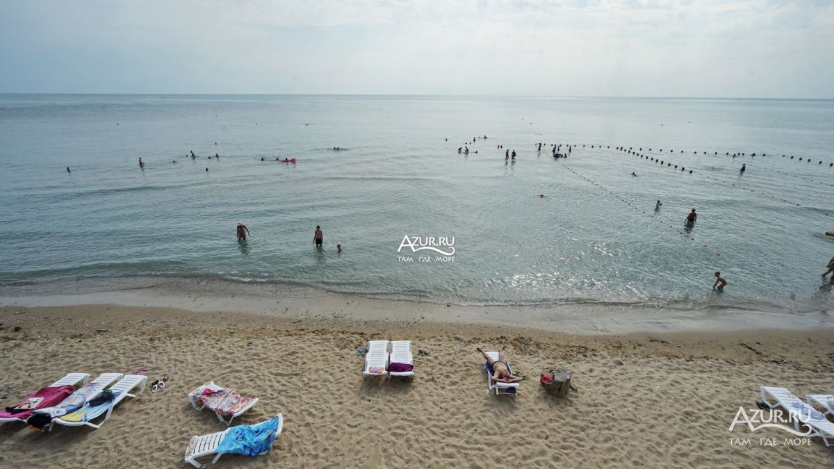 Отдых на песчаном пляже у Черного моря