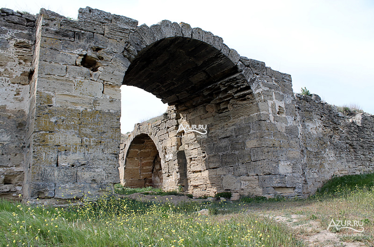Северные или Джанкойские ворота крепости в Керчи