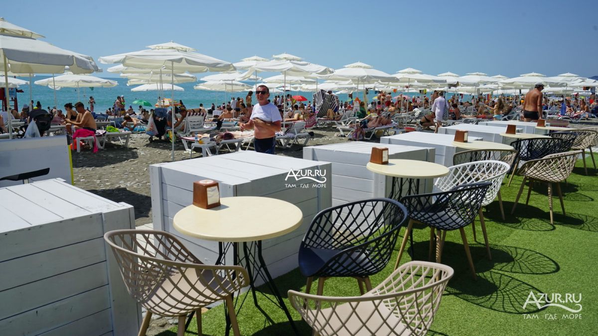 столики на пляже Ривьера