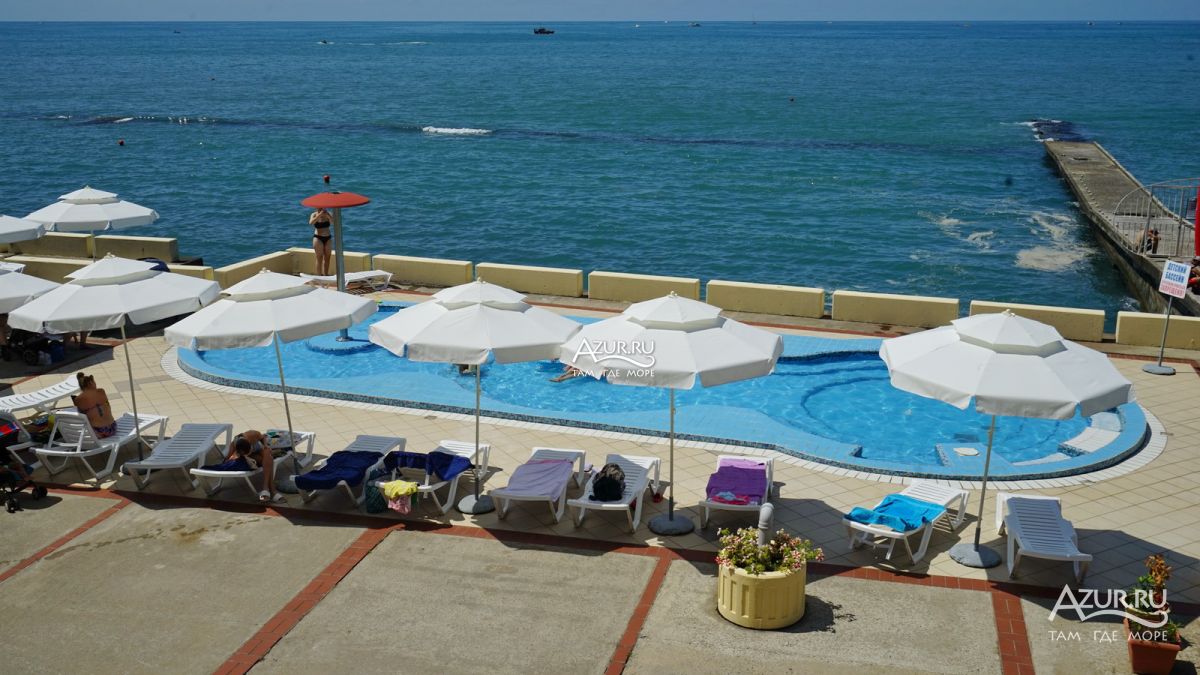 бассейн на пляже Черноморье