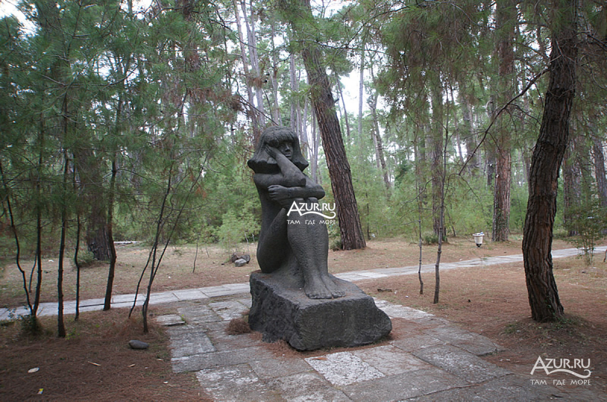 Памятник Каменная девушка в роще пицундской сосны