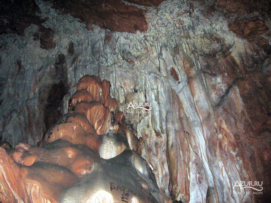 Каменные образования в пещере