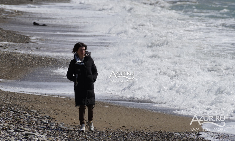 Фотография Девушка гуляет по пляжу весной в районе Вишнёвки,  27 марта 2021 года - #160468 