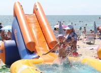 Надувные водные горки на пляже Надувные водные горки на пляже