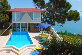 Гостевой дом "Гуpзyфские Зoри"